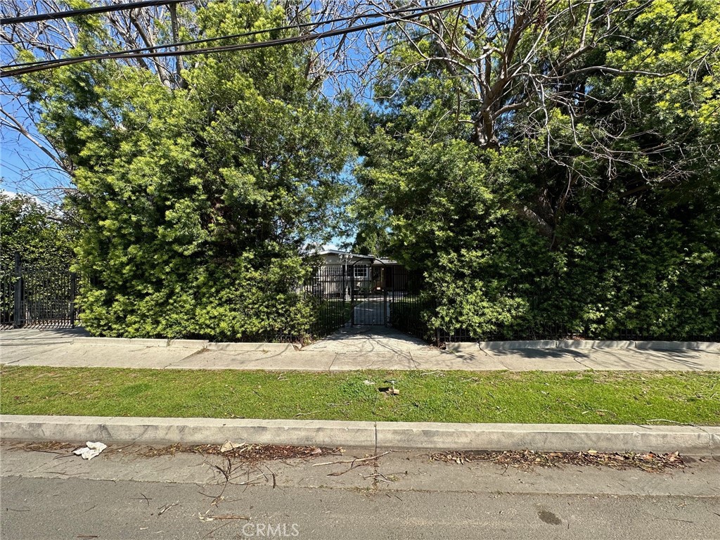 5504 Tyrone Avenue Property Photo 6