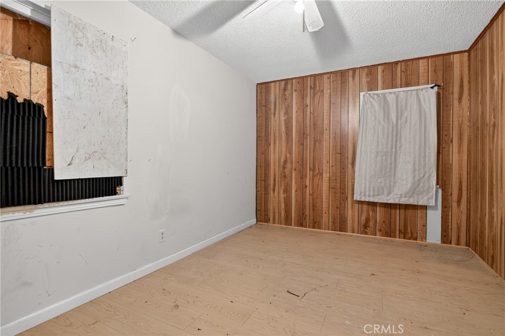 9140 Noble Avenue Property Photo 6