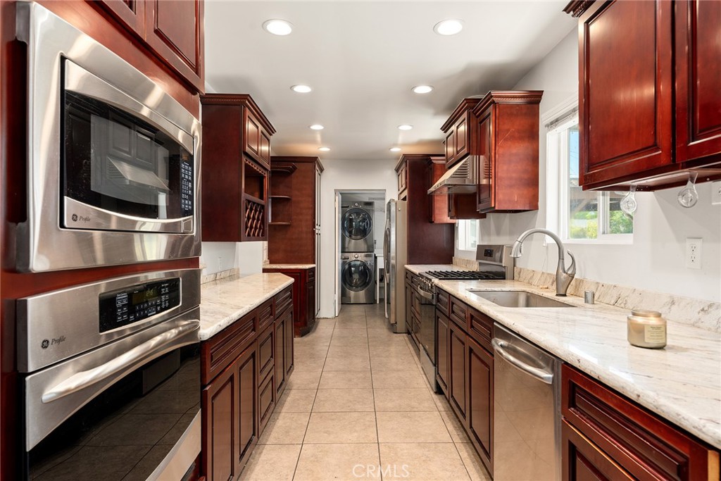 13042 Aetna Street Property Photo 2