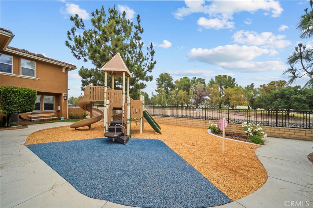 1690 Heywood C Property Photo 33