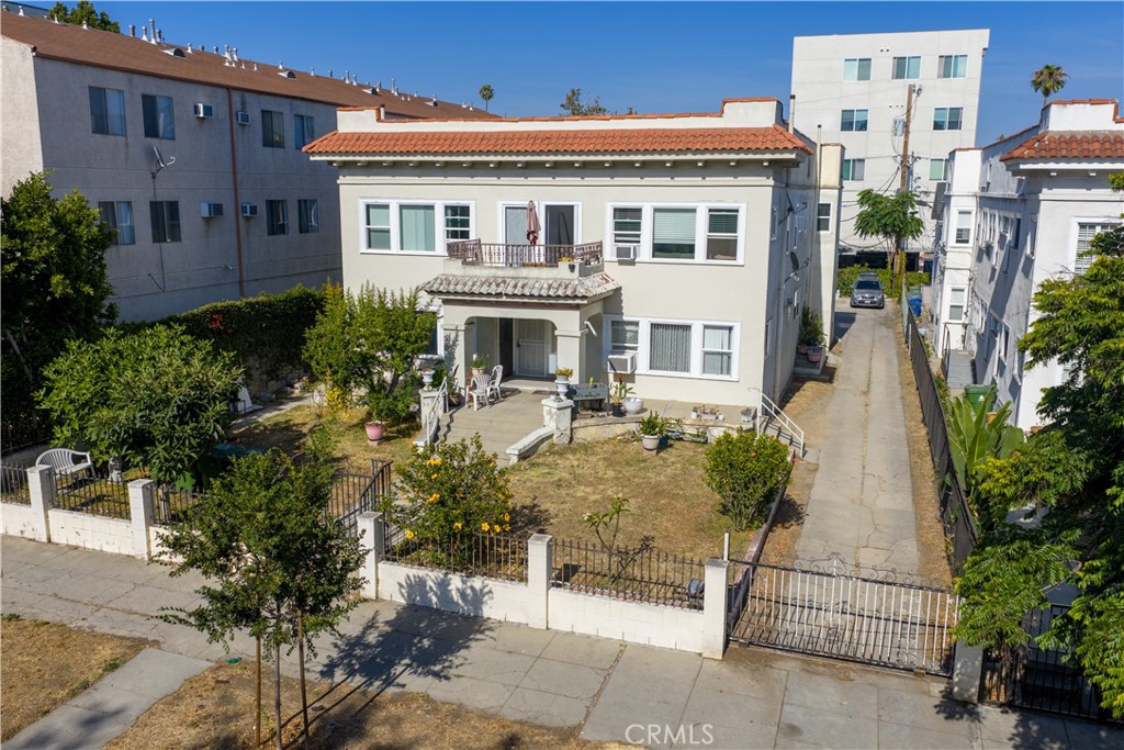 548 N Kenmore Property Photo 3