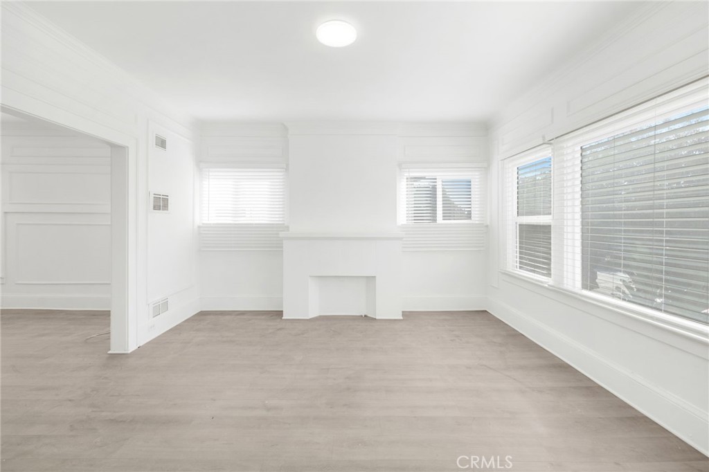548 N Kenmore Property Photo 8