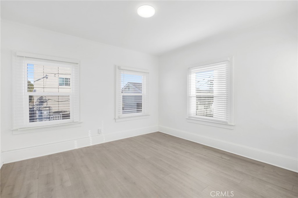548 N Kenmore Property Photo 16