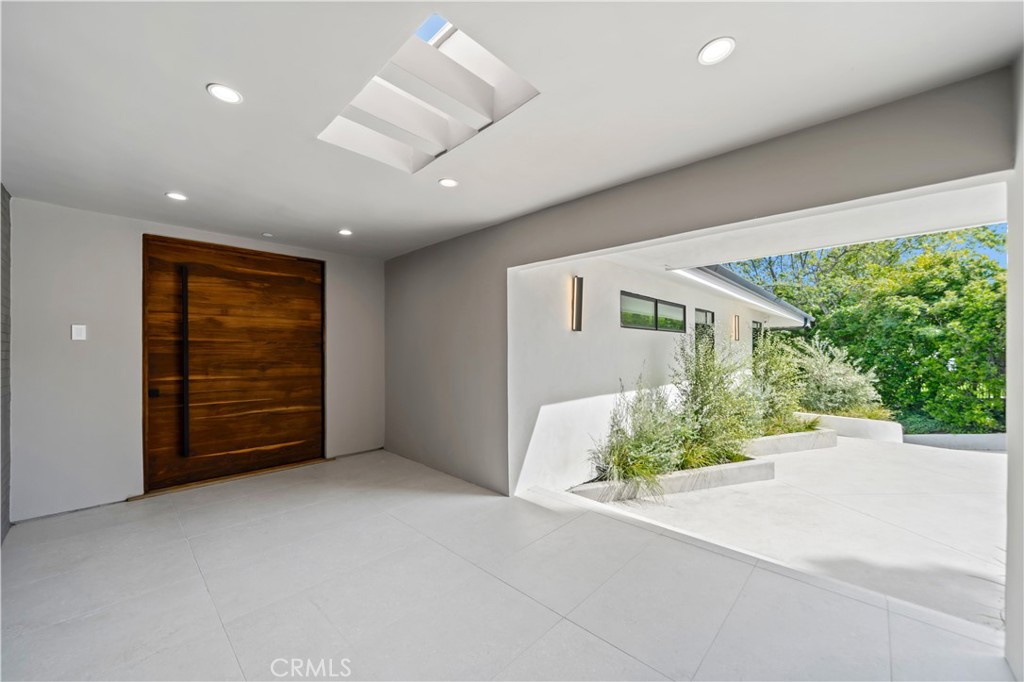 16105 Clear Oak Drive Property Photo 3