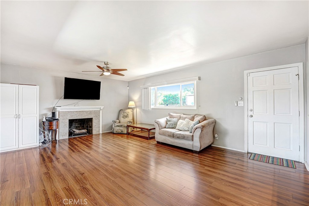 14912 Chatsworth Property Photo 4