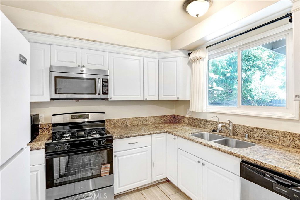 14912 Chatsworth Property Photo 8