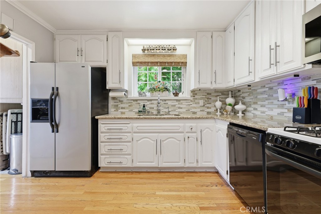 11130 Densmore Avenue Property Photo 20