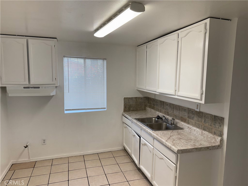 1124 E 40th Place Property Photo 3