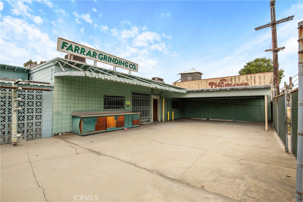 335 E Beach Avenue Property Photo 2