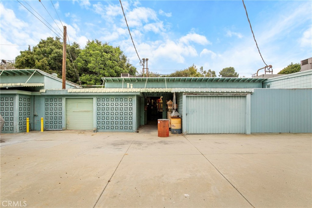 335 E Beach Avenue Property Photo 4