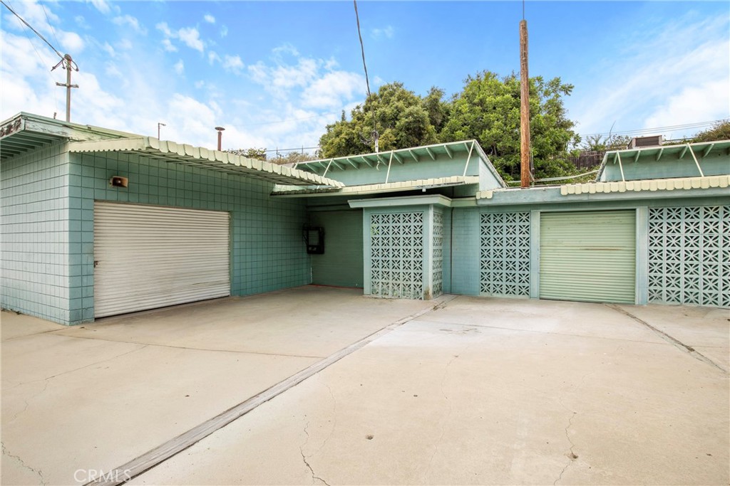 335 E Beach Avenue Property Photo 5