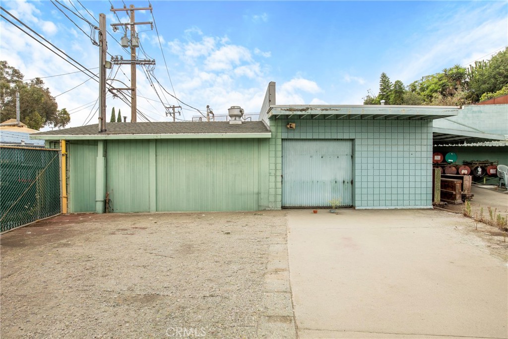 335 E Beach Avenue Property Photo 6