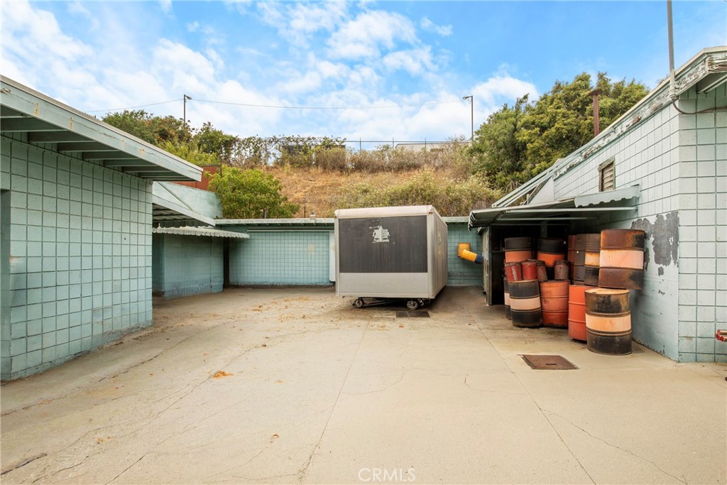 335 E Beach Avenue Property Photo 7