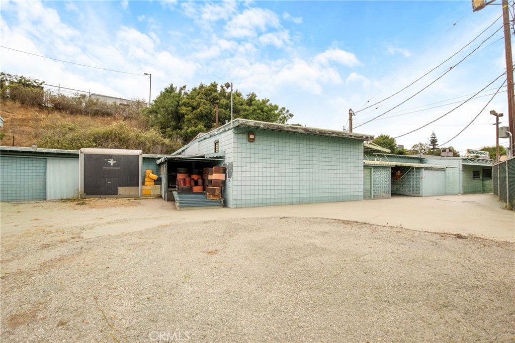 335 E Beach Avenue Property Photo 9