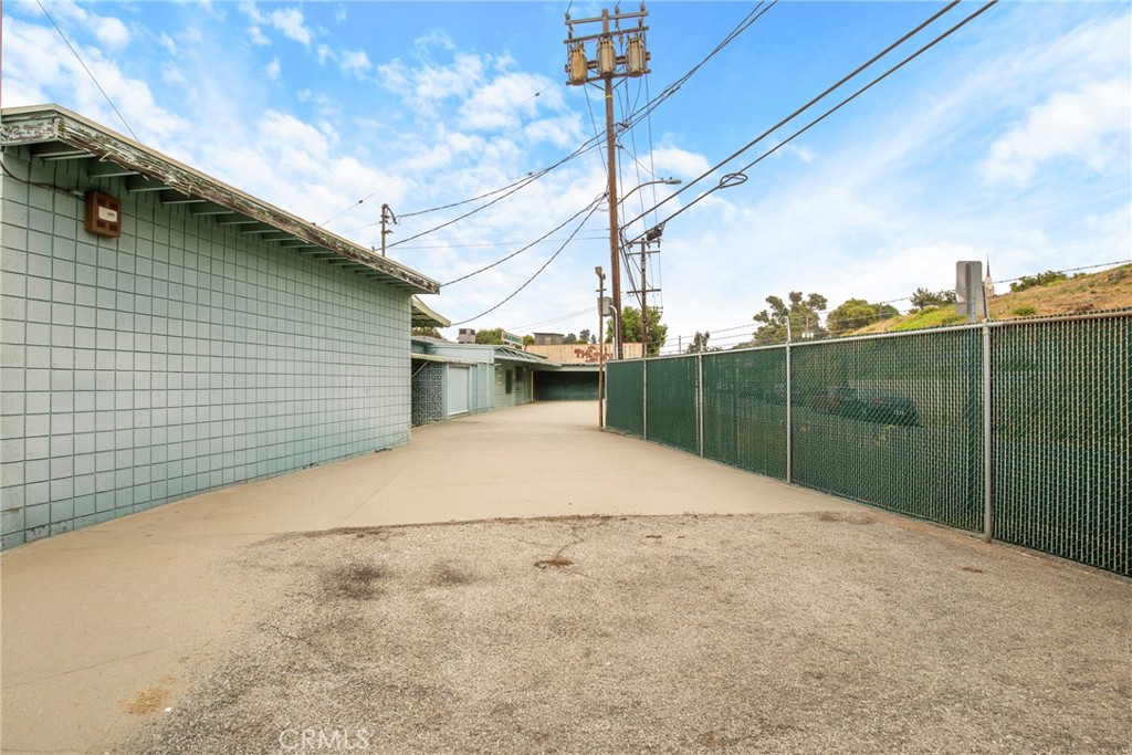335 E Beach Avenue Property Photo 10