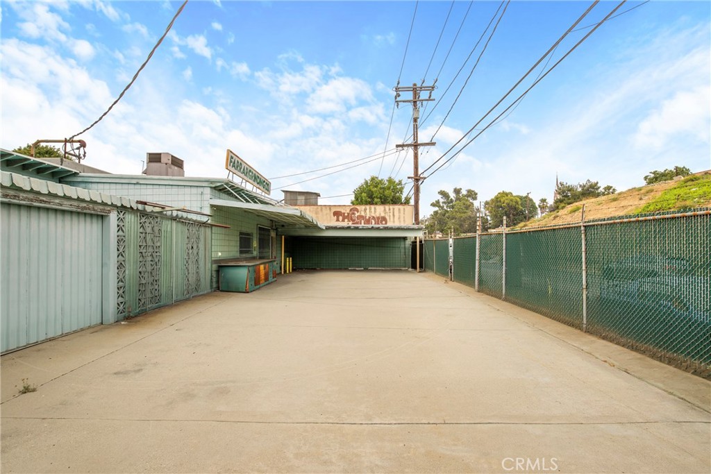 335 E Beach Avenue Property Photo 11