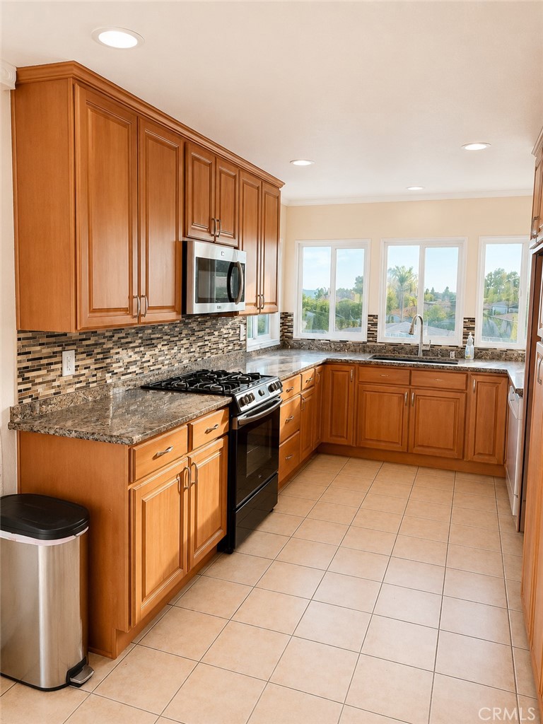 15455 Glenoaks Boulevard 226 Property Photo 9