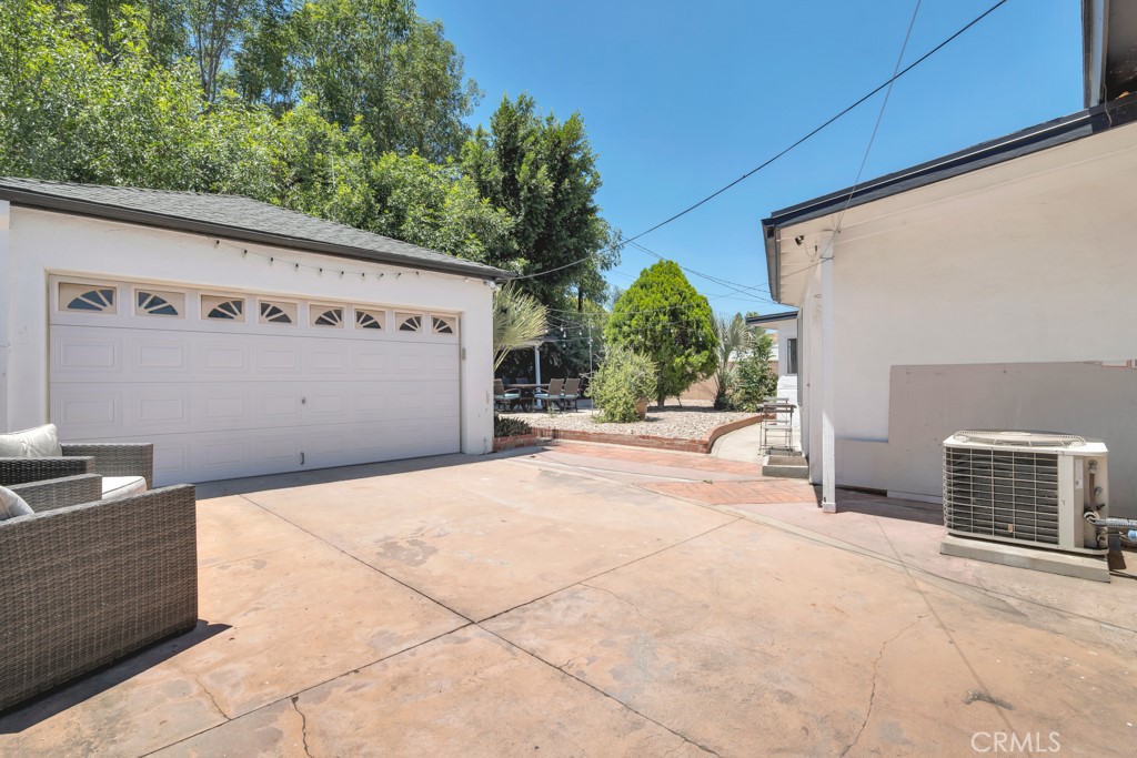 7533 Hatillo Avenue Property Photo 24