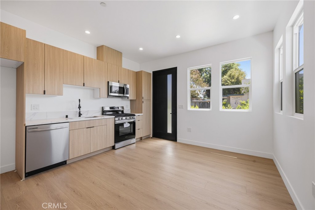 7647 1/2 Melvin Avenue Property Photo 8