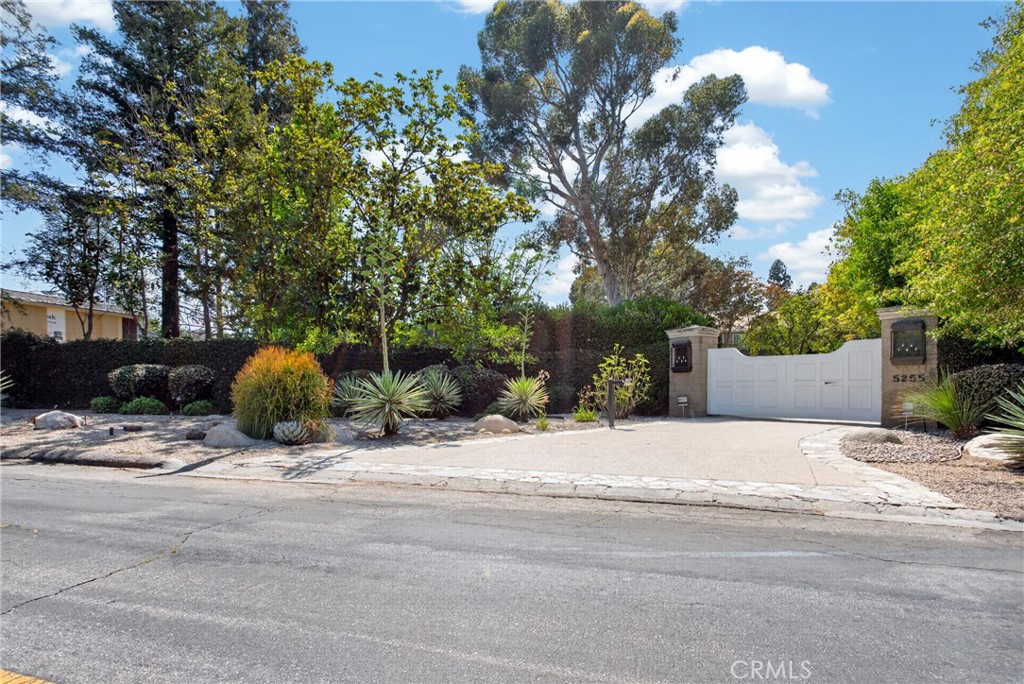 5255 Amestoy Property Photo 2