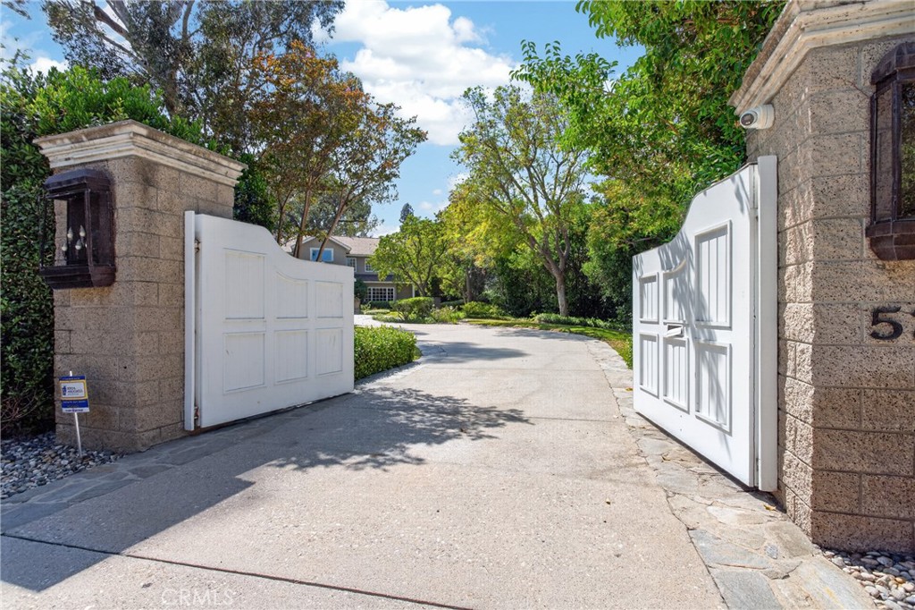 5255 Amestoy Property Photo 3