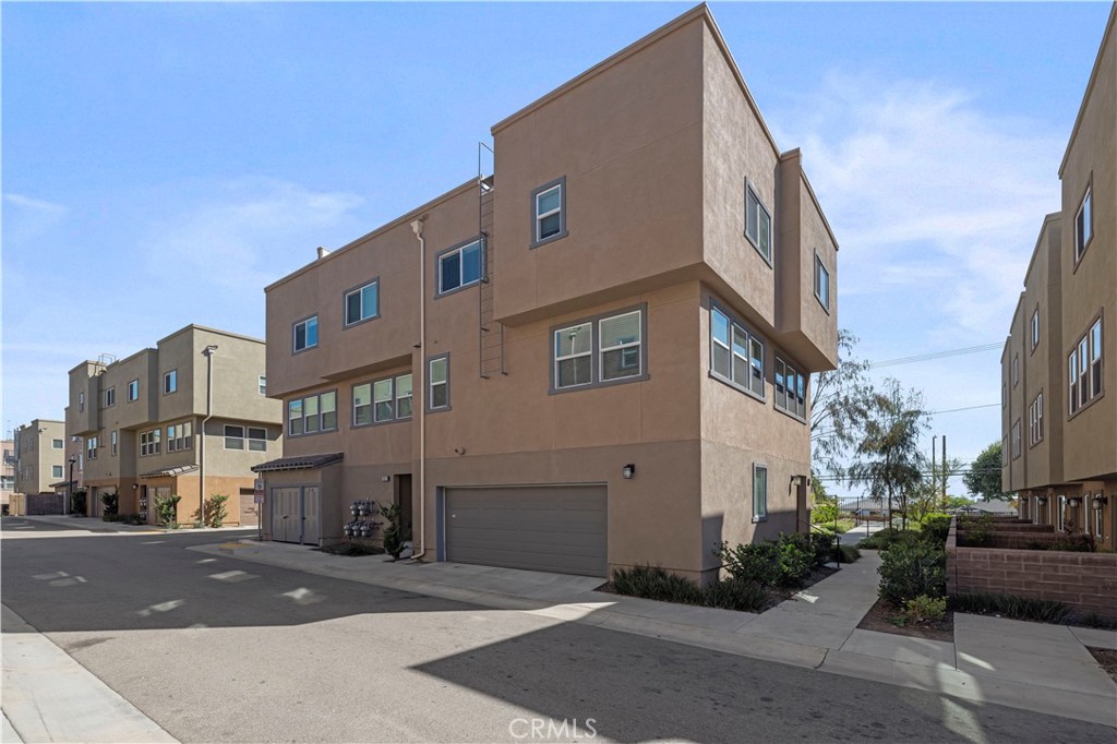 12827 Watt Lane E Property Photo 3