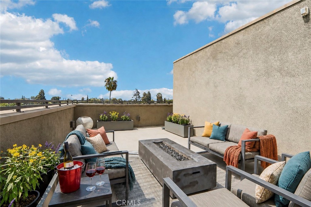 13219 Victory Boulevard Property Photo 1