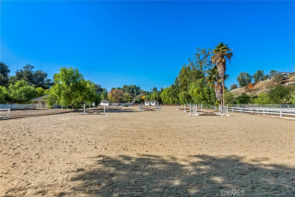 5547 Paradise Valley Road Property Photo 2