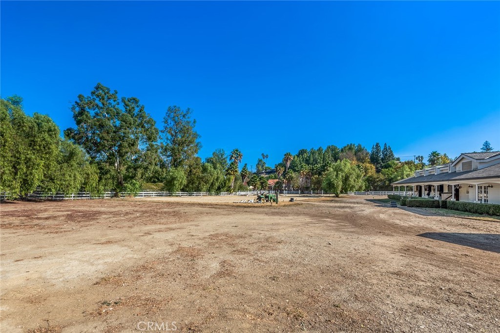 5547 Paradise Valley Road Property Photo 4