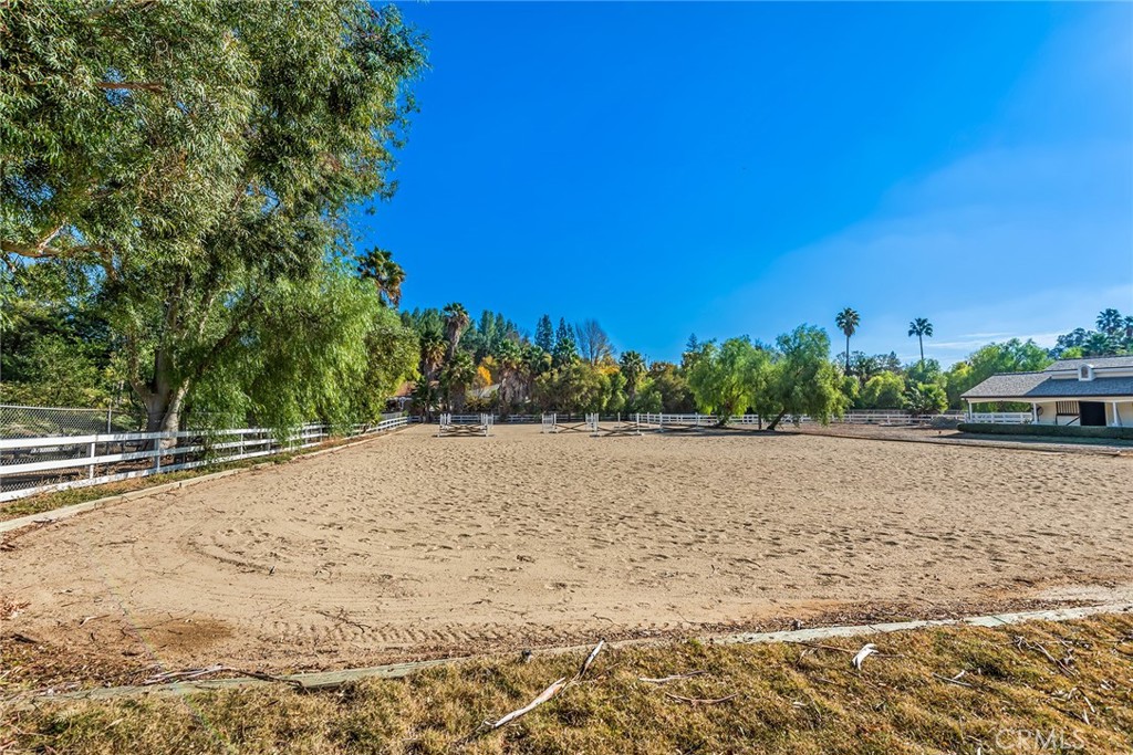 5547 Paradise Valley Road Property Photo 7