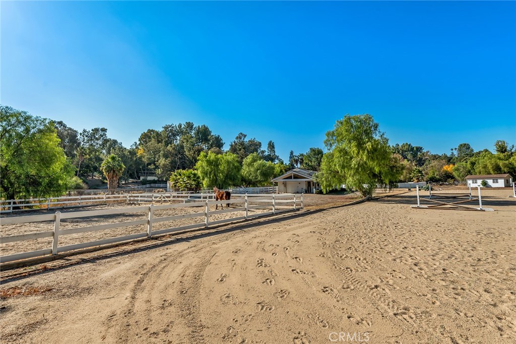 5547 Paradise Valley Road Property Photo 9