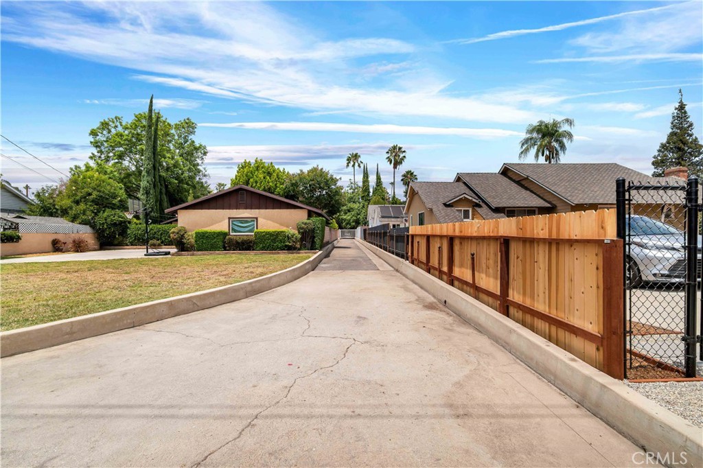 15803 Gault Street Property Photo 4