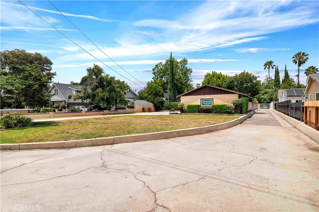 15803 Gault Street Property Photo 5
