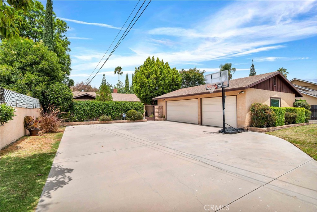 15803 Gault Street Property Photo 7