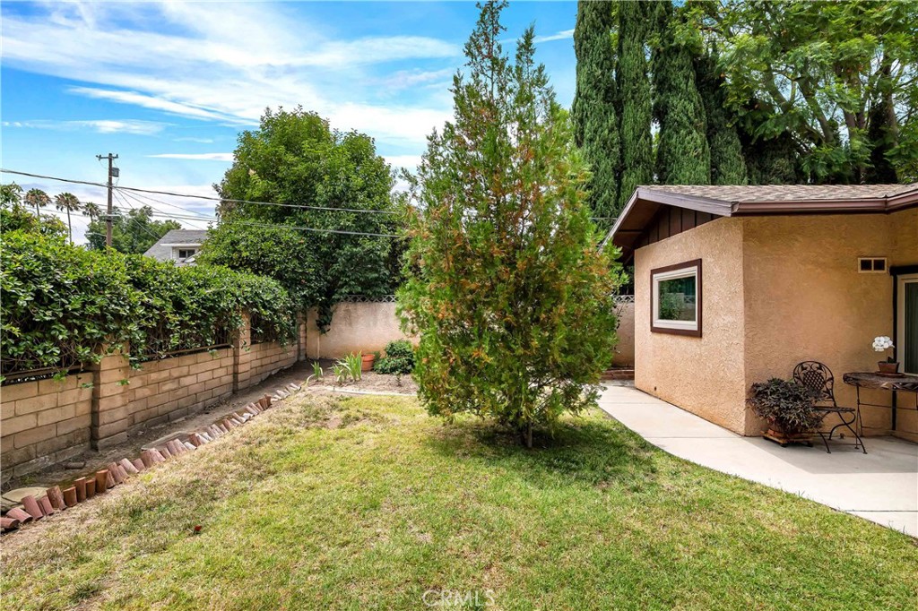 15803 Gault Street Property Photo 10