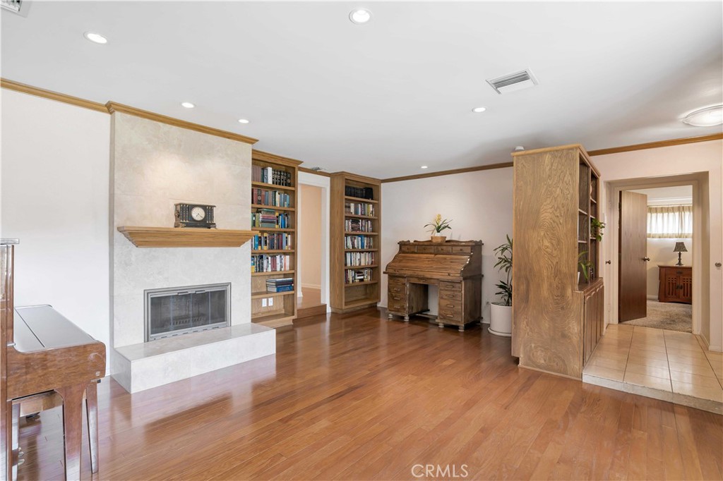 15803 Gault Street Property Photo 12