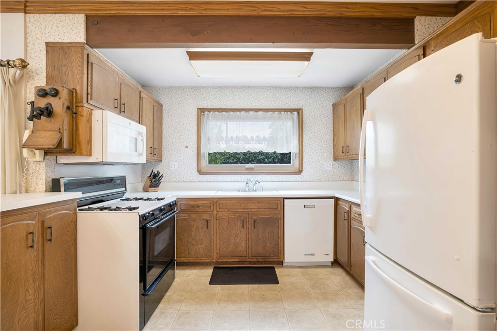 15803 Gault Street Property Photo 18