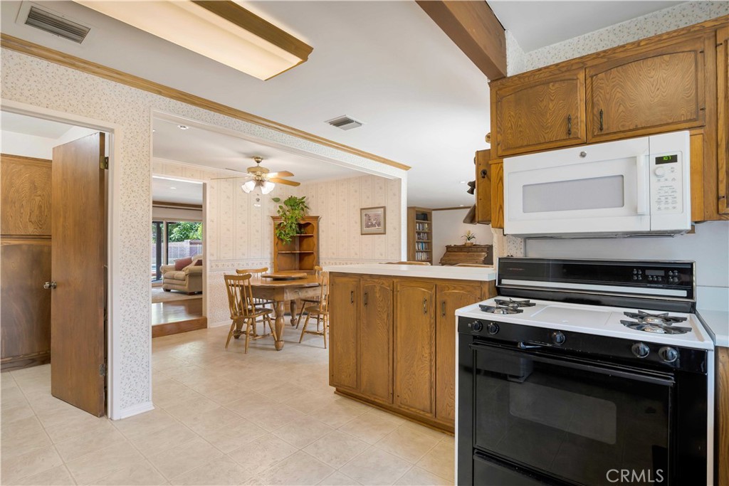 15803 Gault Street Property Photo 20