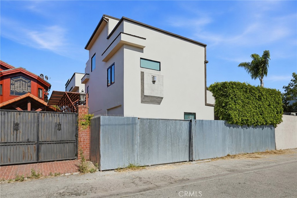 425 N Alfred 2 Property Photo 28