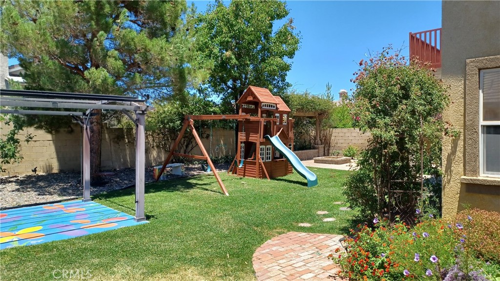 37105 Firethorn Property Photo 5