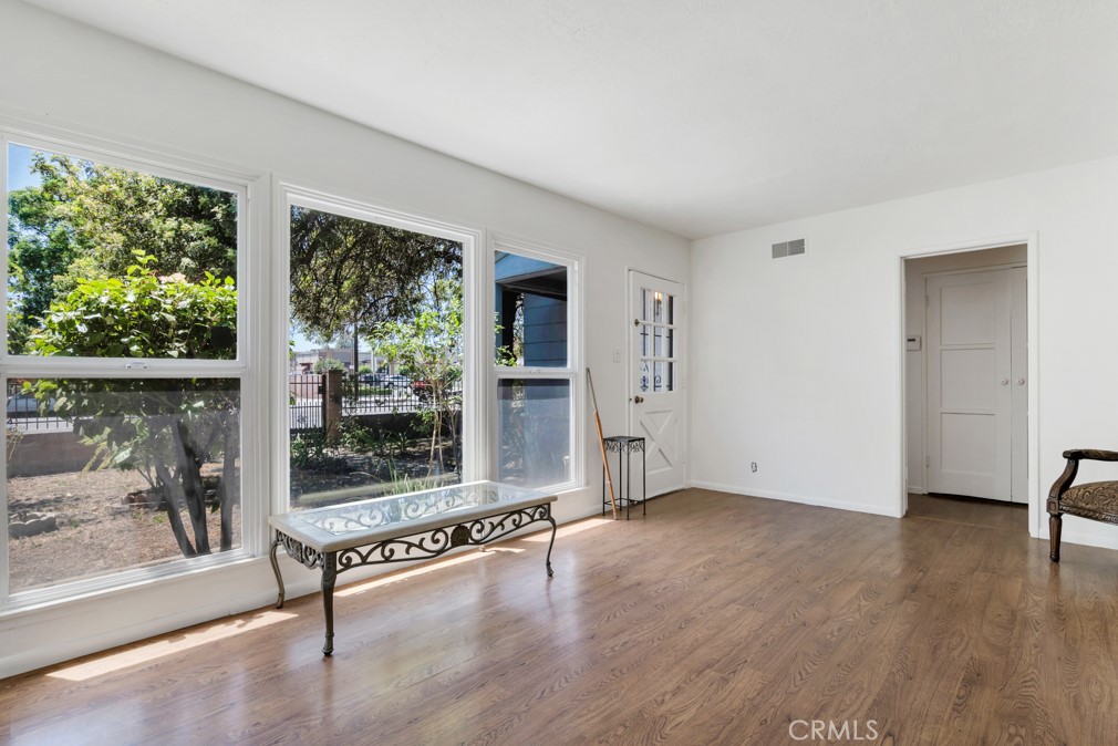 8226 Whiteoak Avenue Property Photo 6