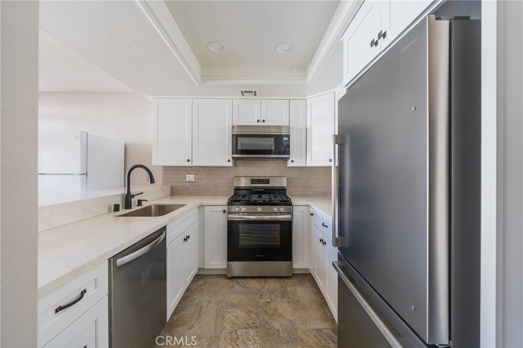 5694 E Los Angeles Property Photo 7