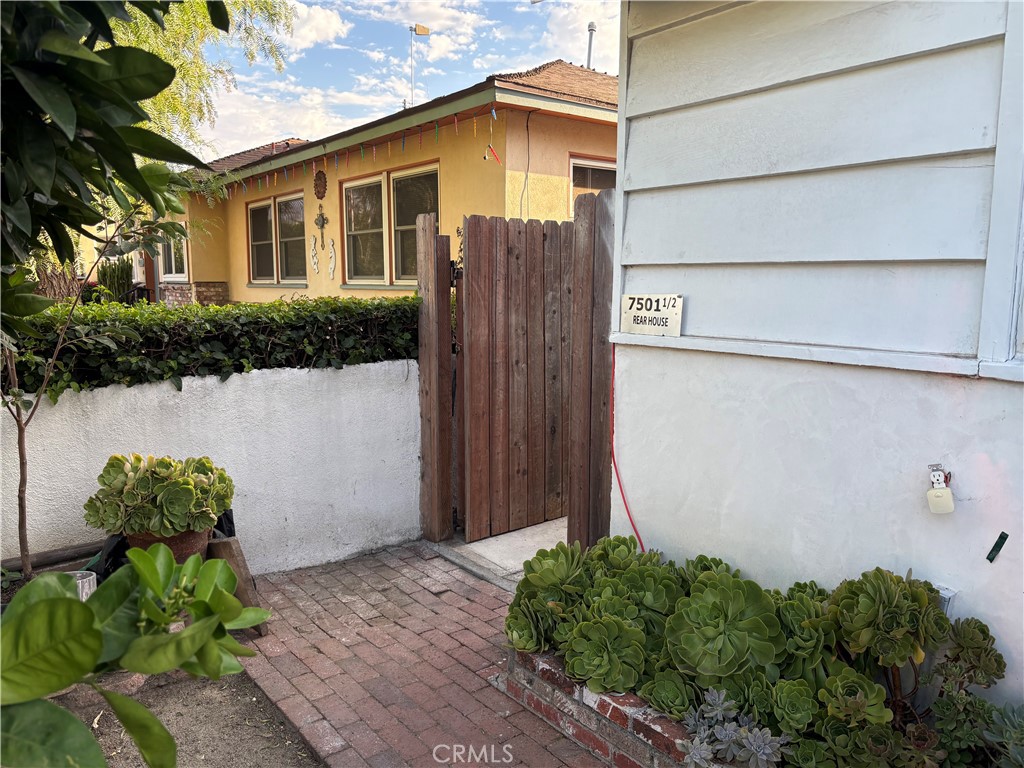 7501 1/2 Corbin Property Photo 2