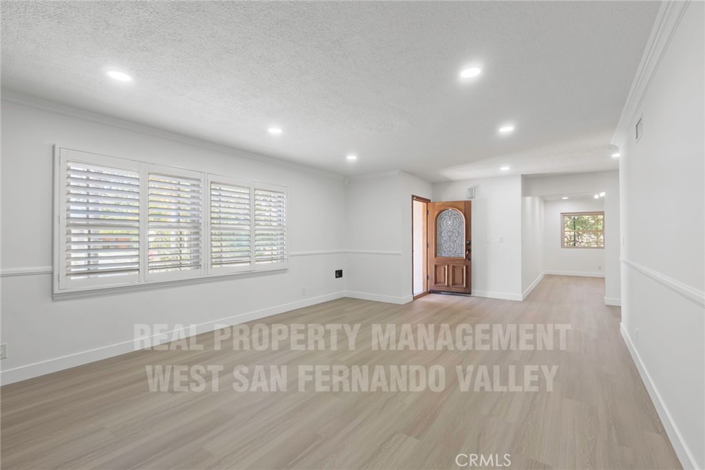 12920 Aetna St. Property Photo 6