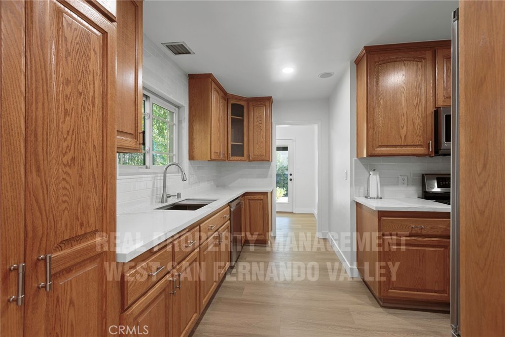 12920 Aetna St. Property Photo 12