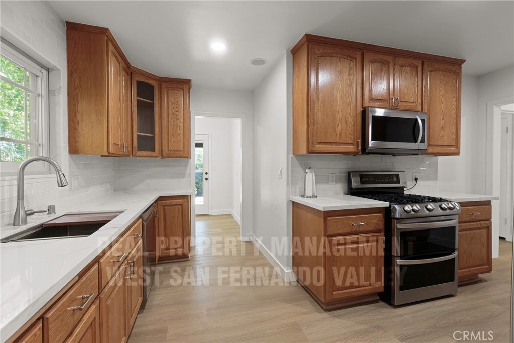 12920 Aetna St. Property Photo 13