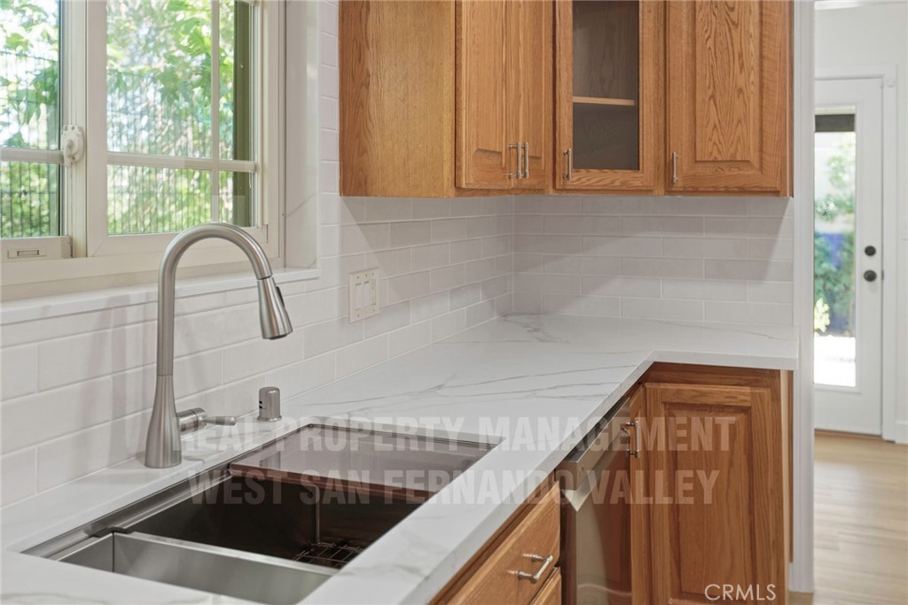 12920 Aetna St. Property Photo 18