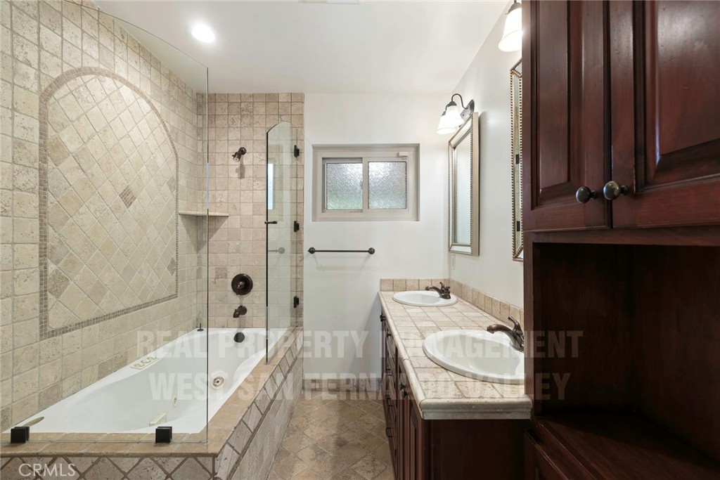 12920 Aetna St. Property Photo 24