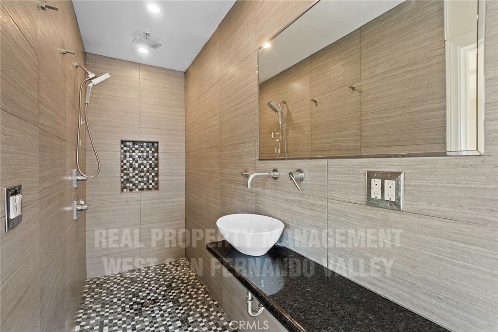 12920 Aetna St. Property Photo 29