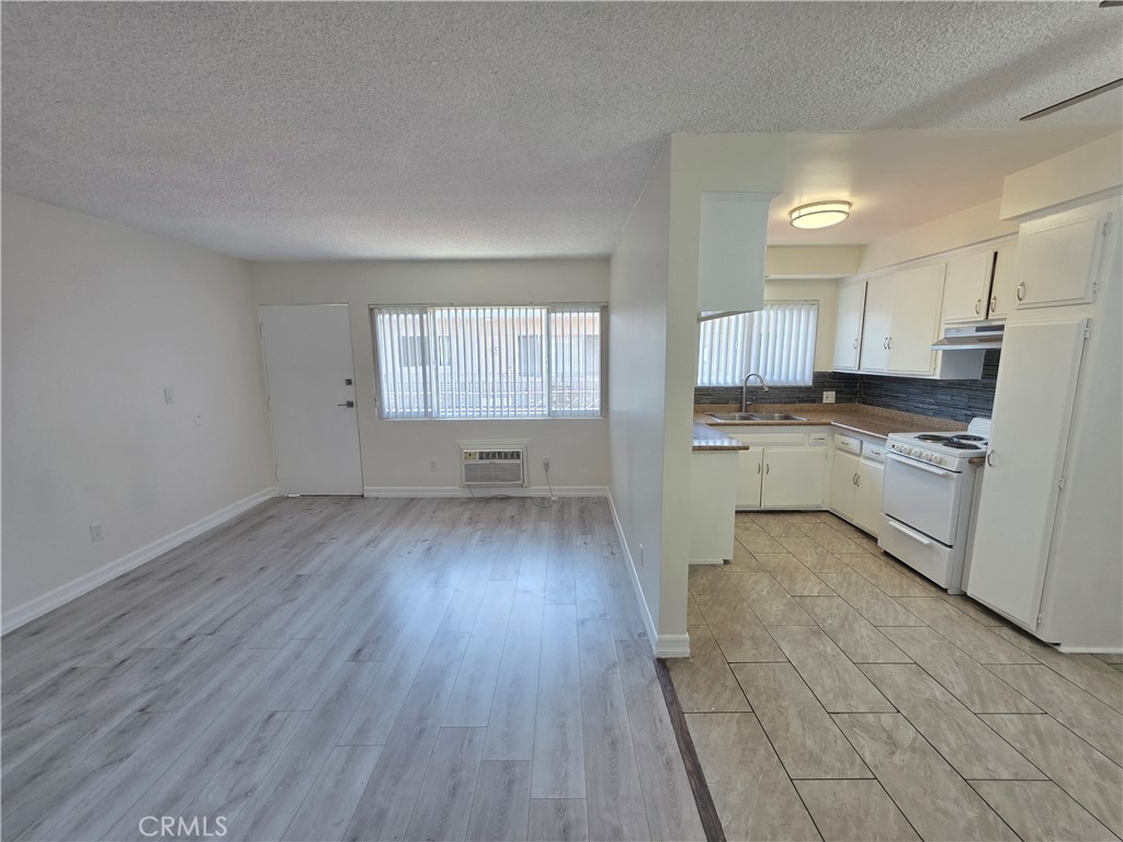 15436 Vanowen 9 Property Photo 1